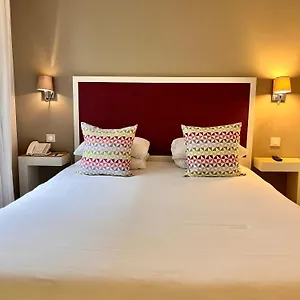 *** Hotel Kyriad 18 - Porte De Clignancourt - Montmartre Francja